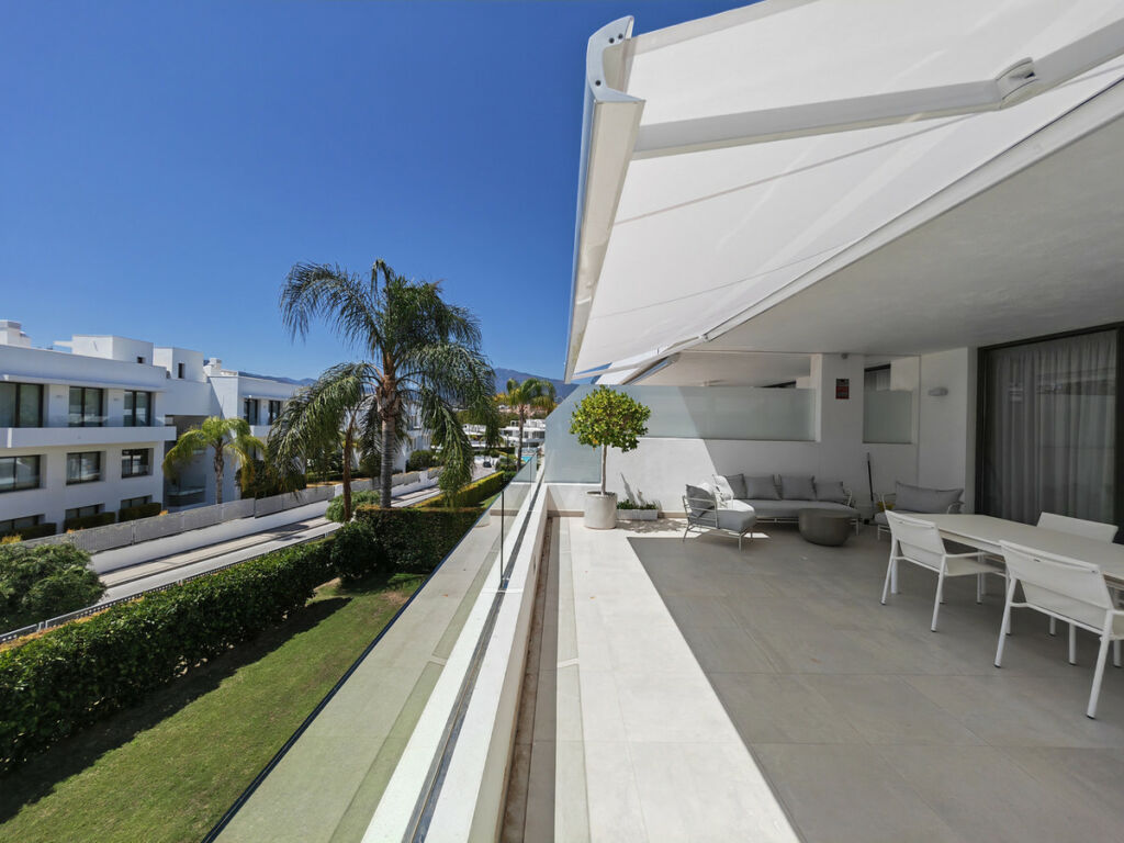Middle Floor Apartment Estepona Málaga - image 2