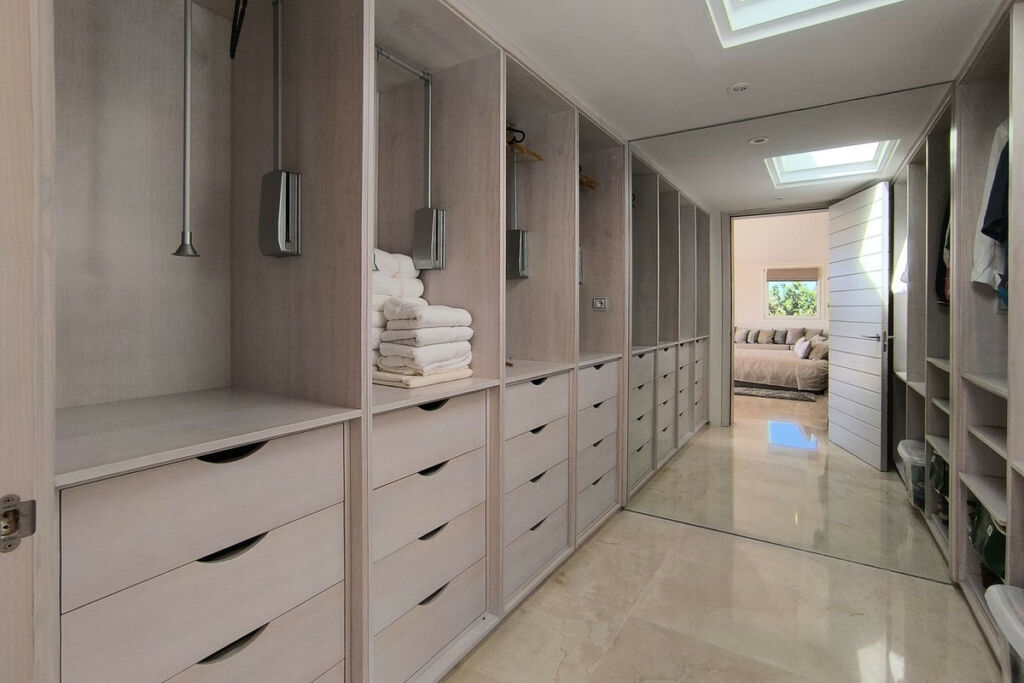 Detached Villa El Madroñal Málaga - image 17