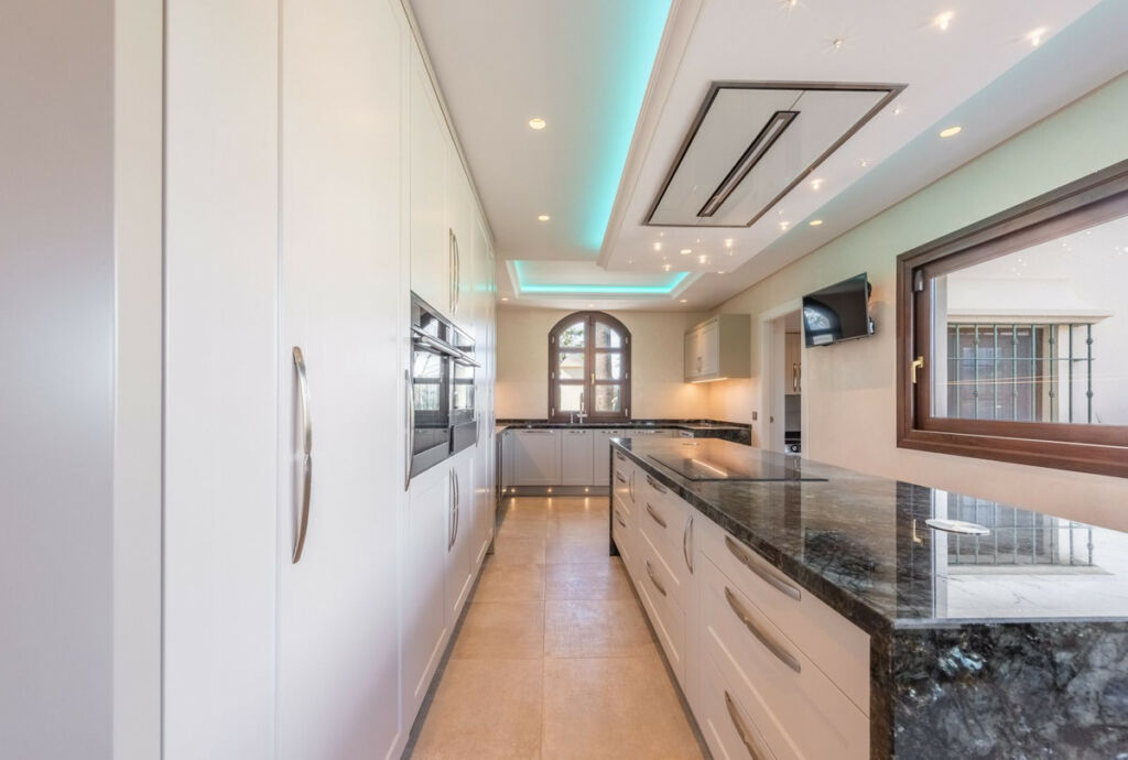 Detached Villa Estepona Málaga - image 15