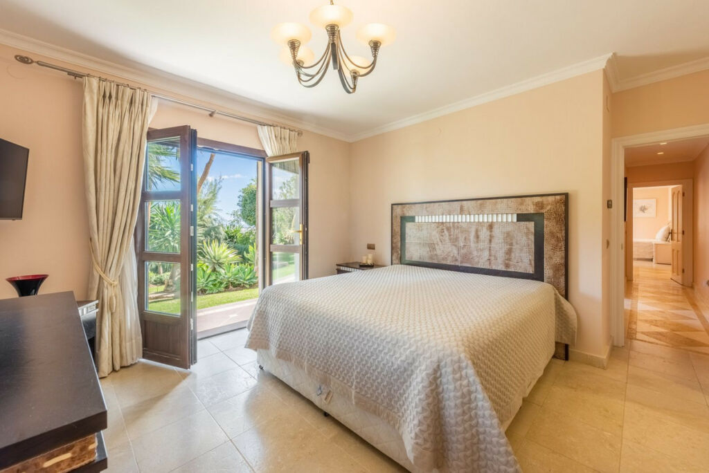 Detached Villa Estepona Málaga - image 16