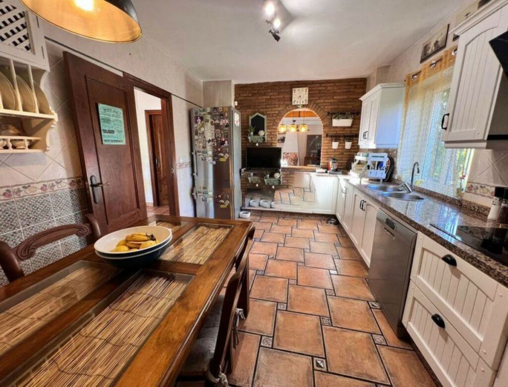 Detached Villa Sierrezuela Málaga - image 16