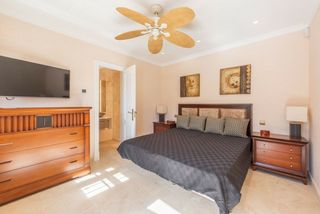 Detached Villa Estepona Málaga - image 17