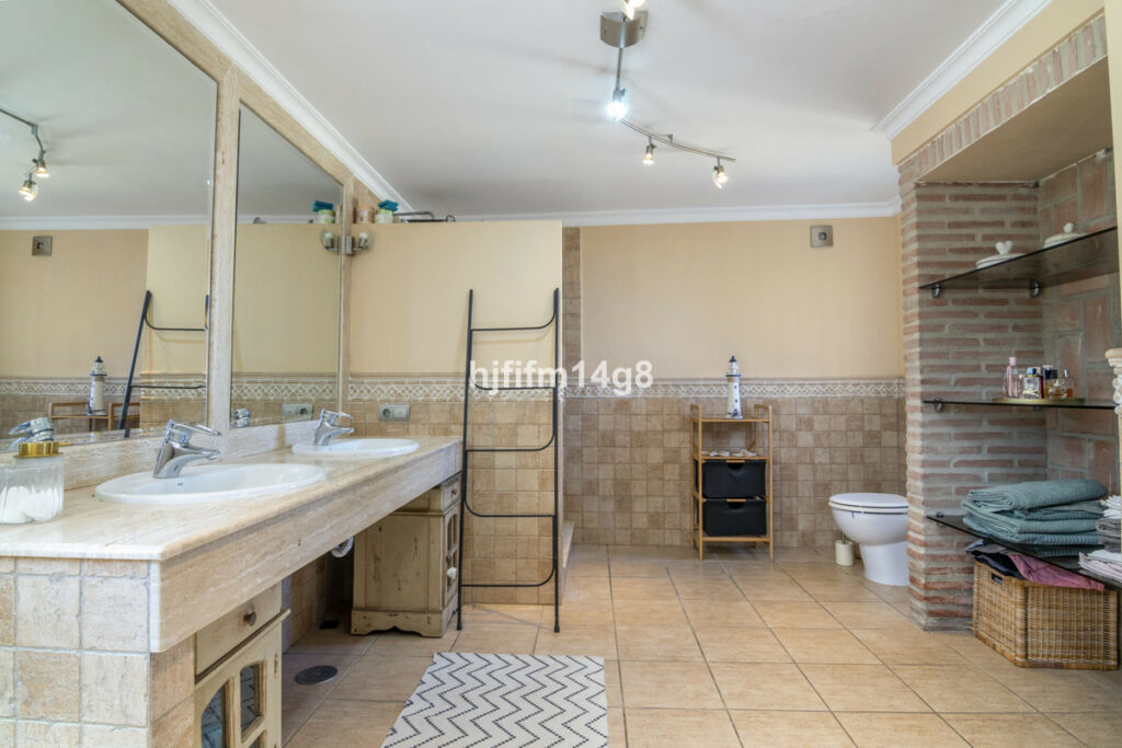 Detached Villa Benahavís Málaga - image 17