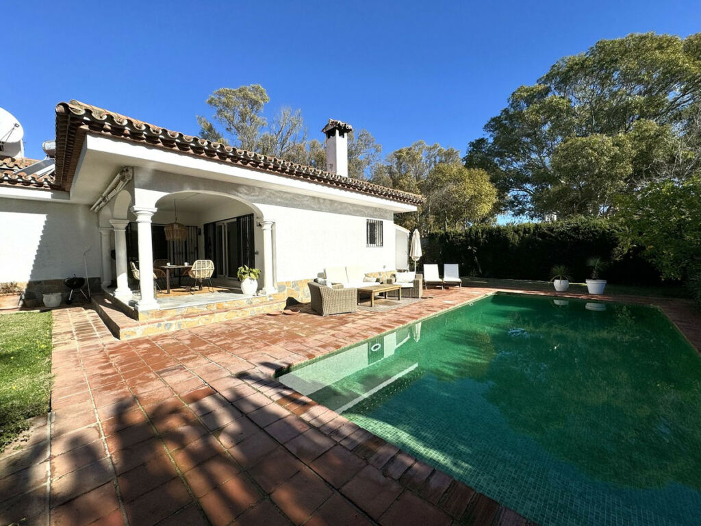 Detached Villa El Paraiso Málaga - image 18