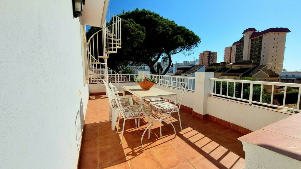 Top Floor Apartment Fuengirola Málaga - image 4