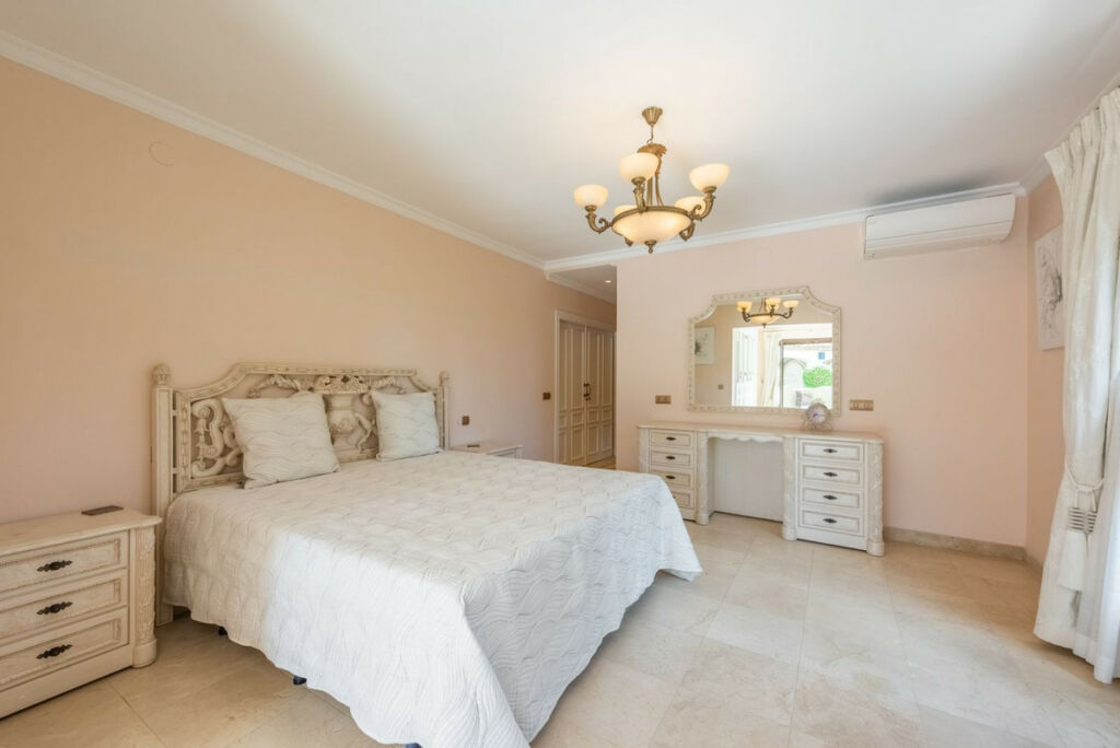 Detached Villa Estepona Málaga - image 18