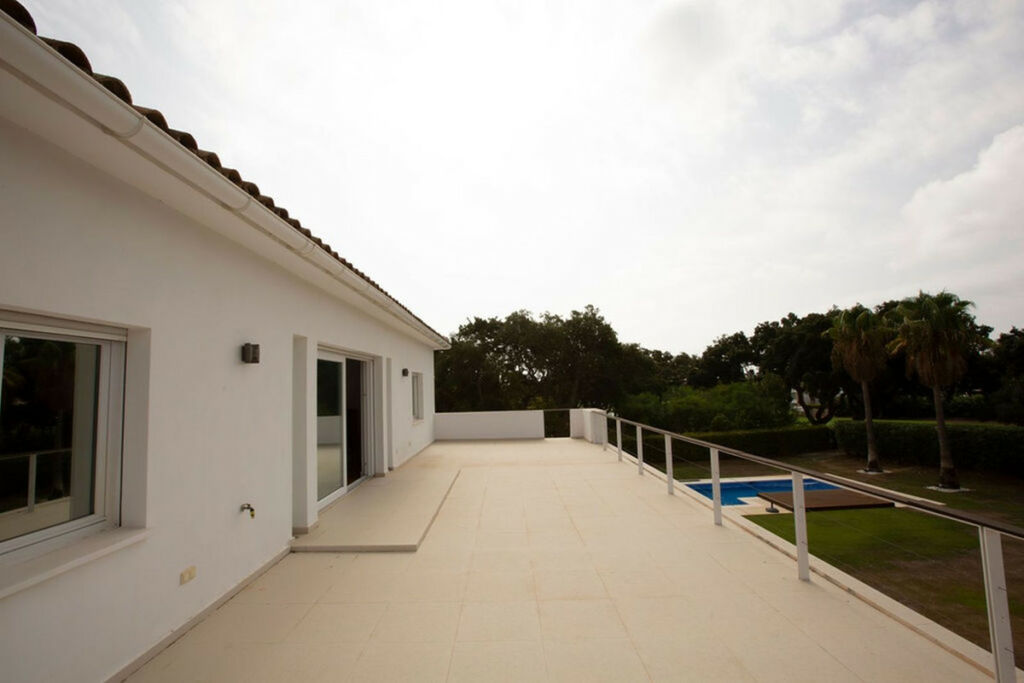 Detached Villa San Roque Club Cádiz - image 17