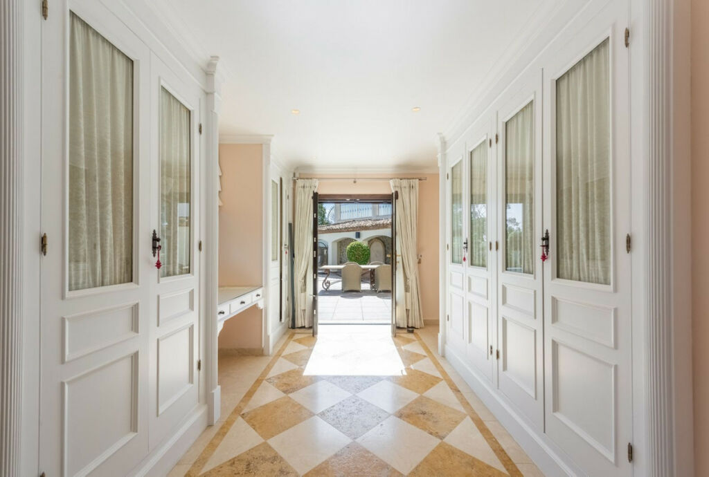 Detached Villa Estepona Málaga - image 19