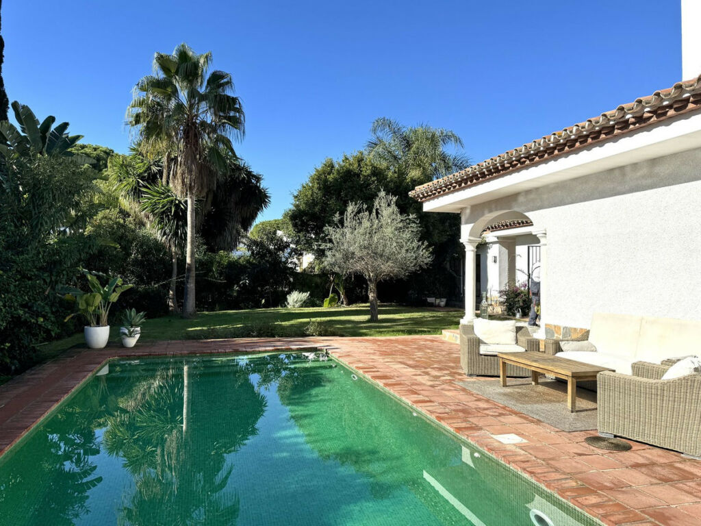 Detached Villa El Paraiso Málaga - image 19