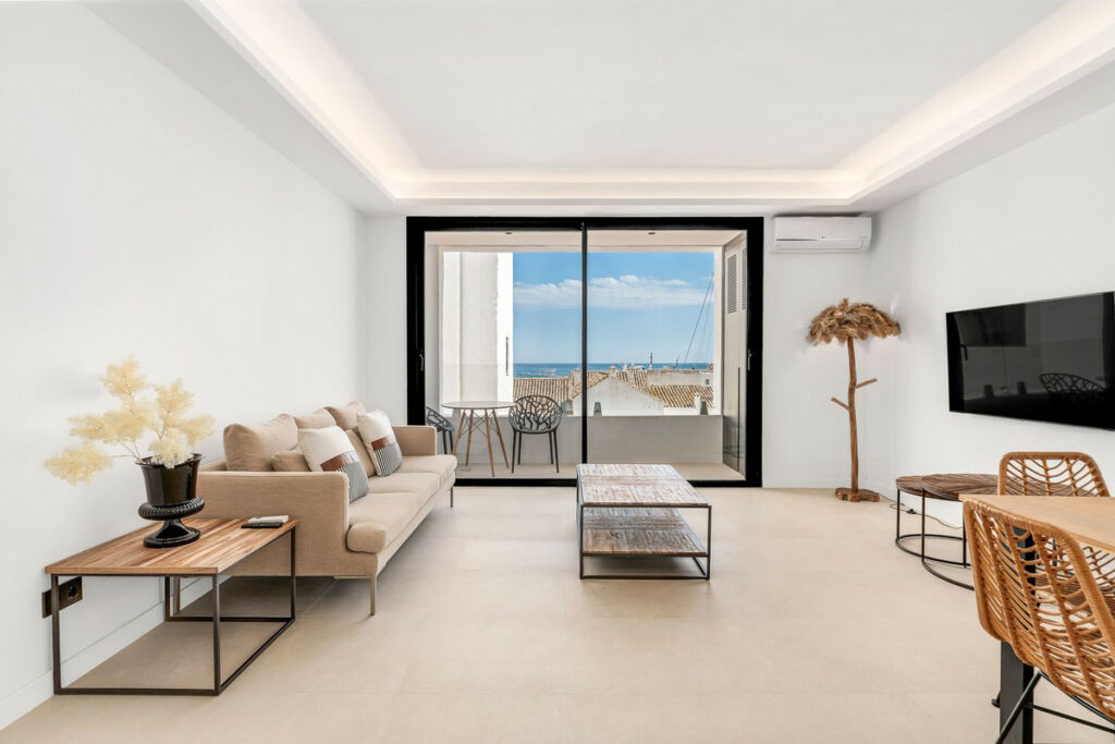 Middle Floor Apartment Puerto Banús Málaga - image 2