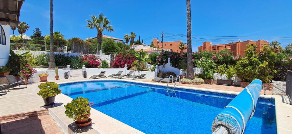 Detached Villa Estepona Málaga - image 2