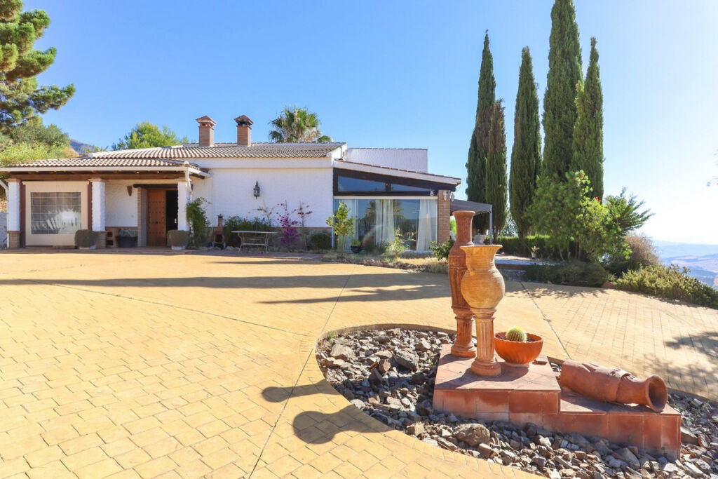Detached Villa Alozaina Málaga - image 6