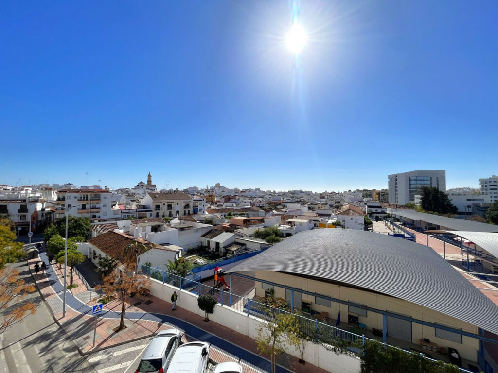 Middle Floor Apartment Estepona Málaga - image 2