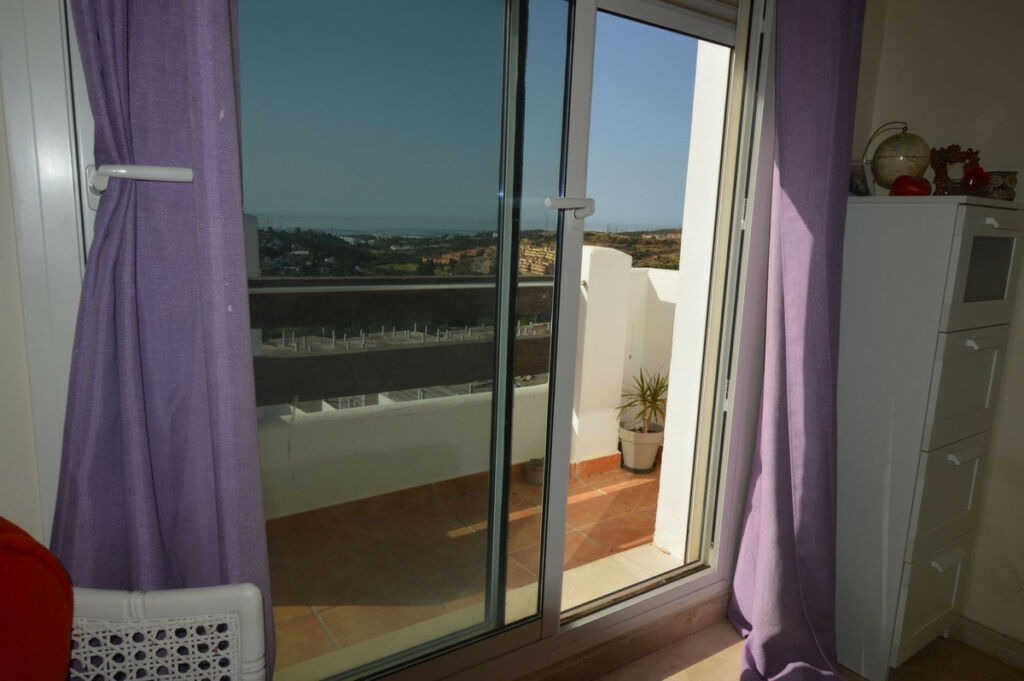 Middle Floor Apartment Estepona Málaga - image 3