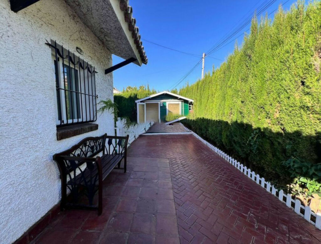 Detached Villa Sierrezuela Málaga - image 2