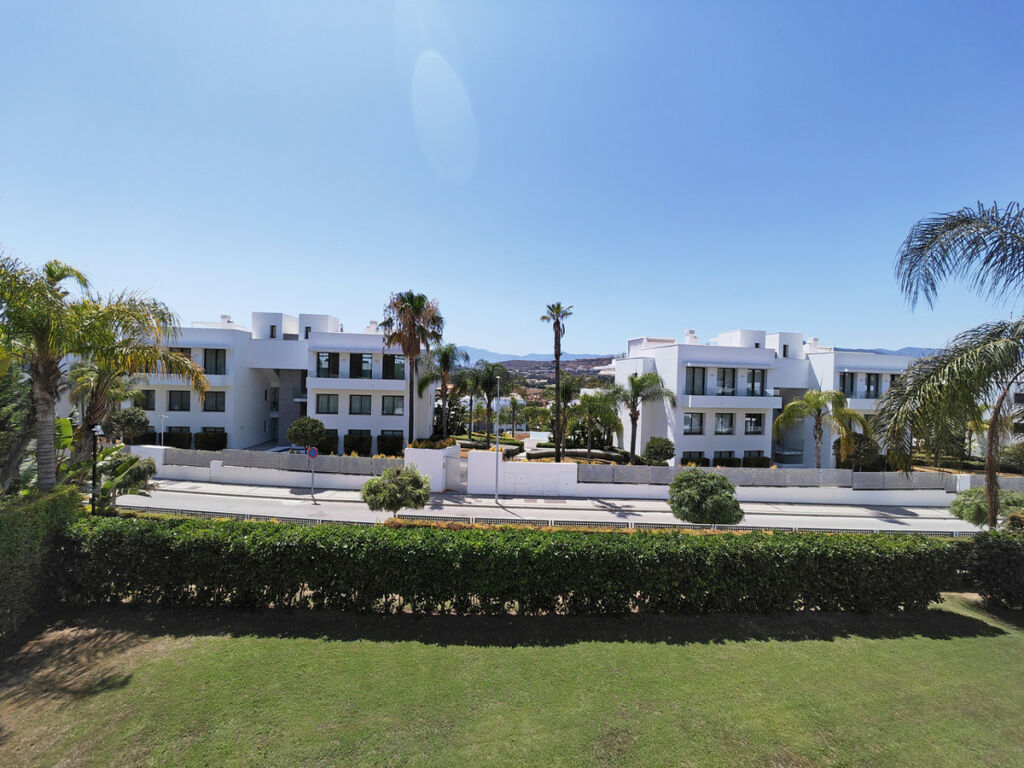 Middle Floor Apartment Estepona Málaga - image 5