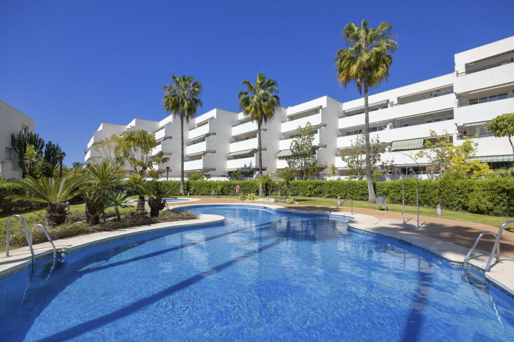 Top Floor Apartment Guadalmina Baja Málaga - image 2