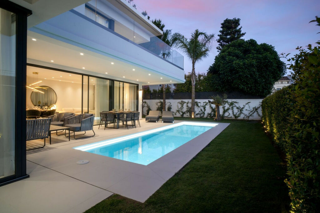Detached Villa The Golden Mile Málaga - image 2