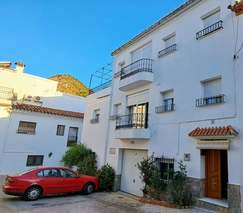 Semi-Detached House Benarrabá Málaga - image 2