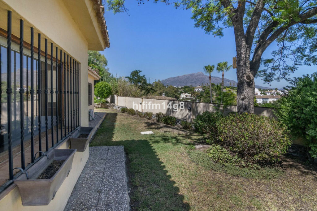 Detached Villa Benahavís Málaga - image 2