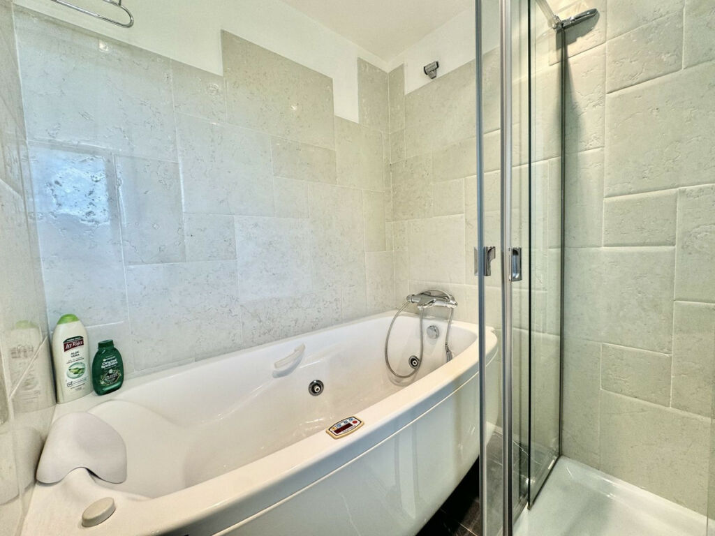 Middle Floor Apartment The Golden Mile Málaga - image 20