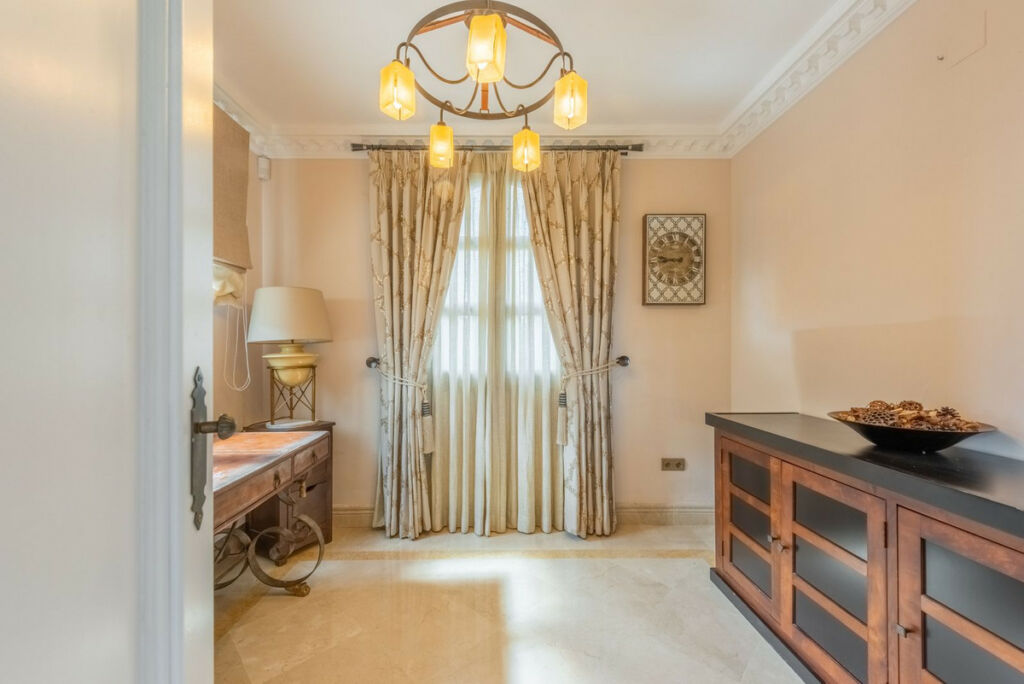 Detached Villa Estepona Málaga - image 22