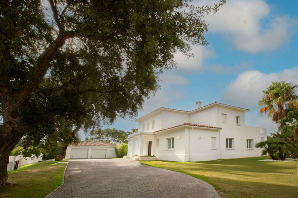 Detached Villa San Roque Club Cádiz - image 21