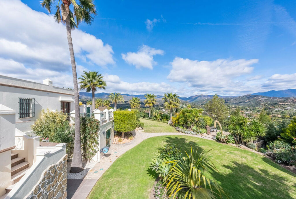 Detached Villa Estepona Málaga - image 24