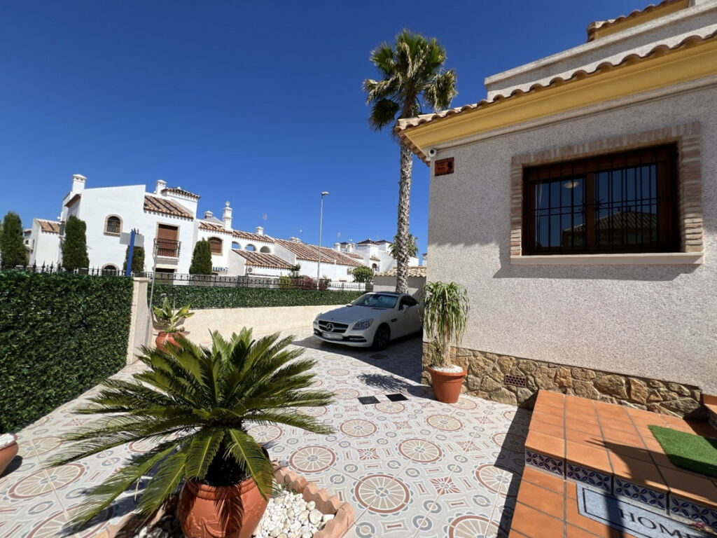 Detached Villa Villamartin Alicante - image 28