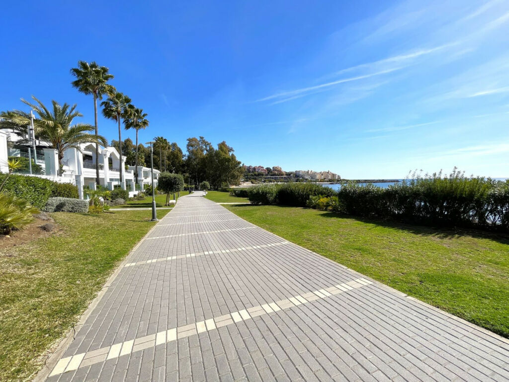 Middle Floor Apartment Estepona Málaga - image 29
