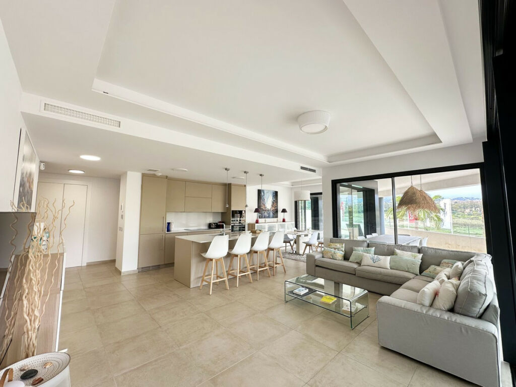Middle Floor Apartment Estepona Málaga - image 3