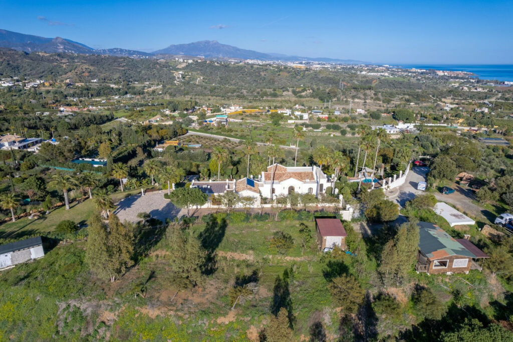 Detached Villa Estepona Málaga - image 4