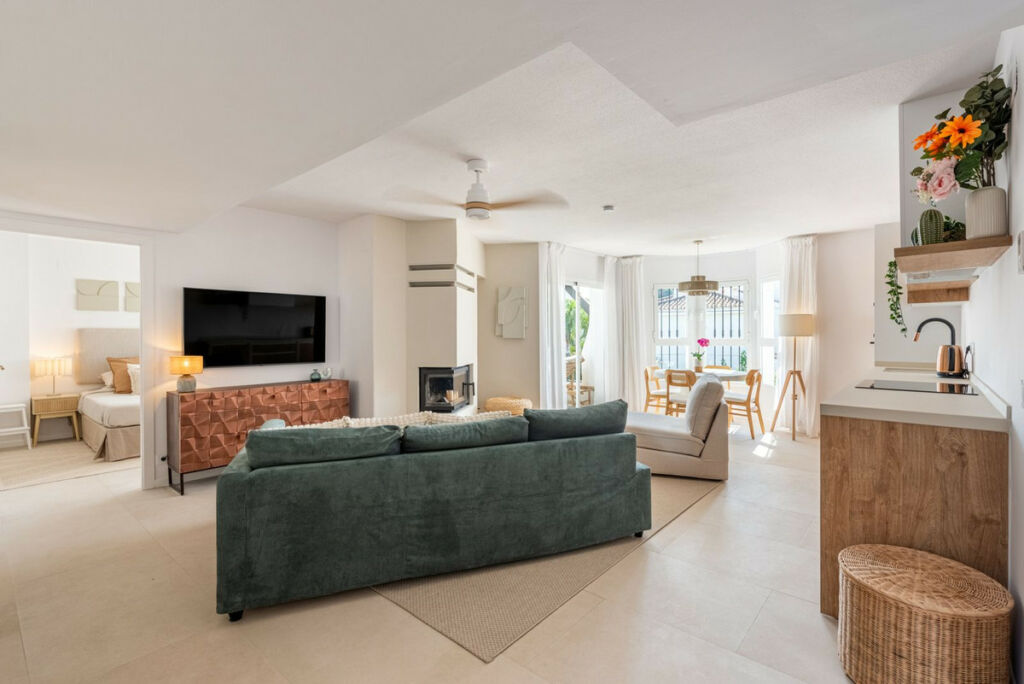 Top Floor Apartment Nueva Andalucía Málaga - image 3