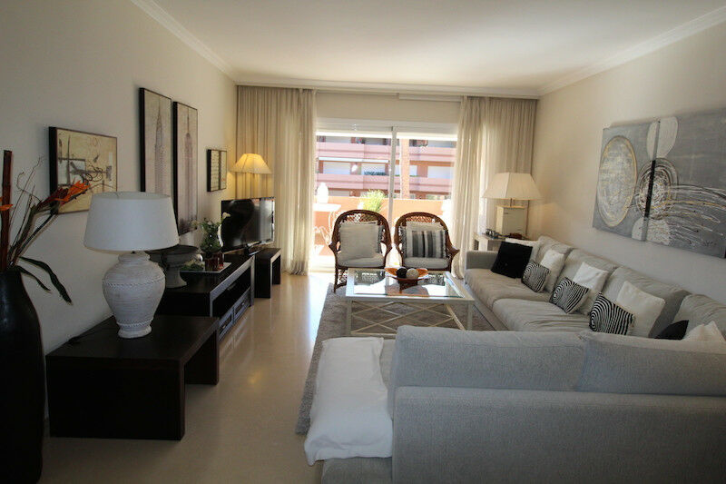 Middle Floor Apartment Puerto Banús Málaga - image 3
