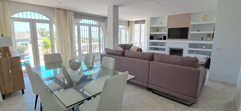 Detached Villa Estepona Málaga - image 3