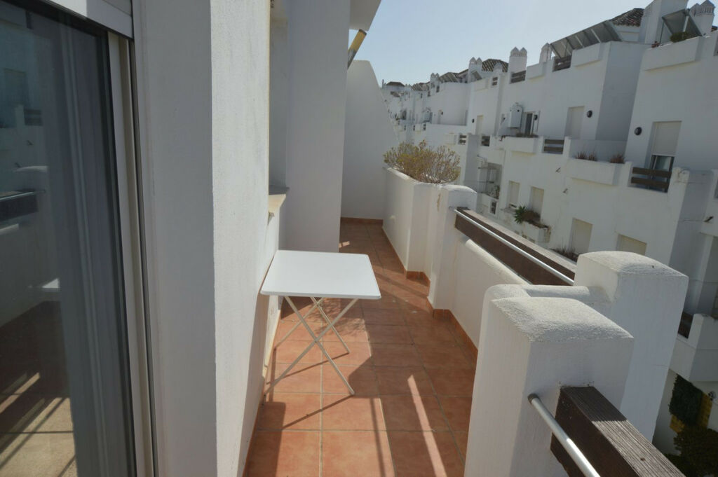 Middle Floor Apartment Estepona Málaga - image 4