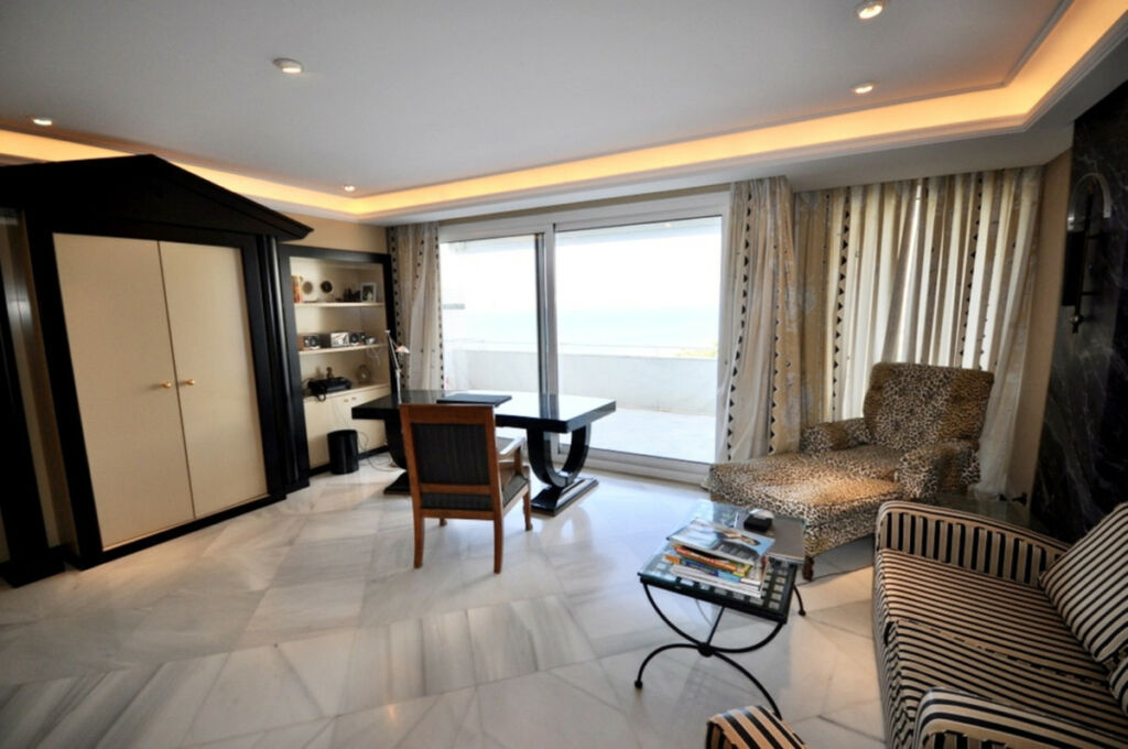 Middle Floor Apartment The Golden Mile Málaga - image 3