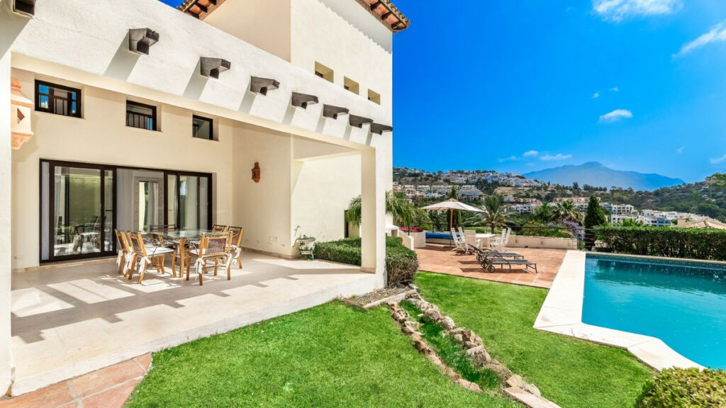 Detached Villa Los Arqueros Málaga - image 3