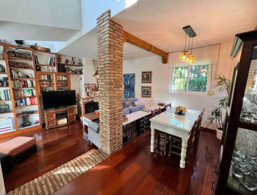 Detached Villa Sierrezuela Málaga - image 3