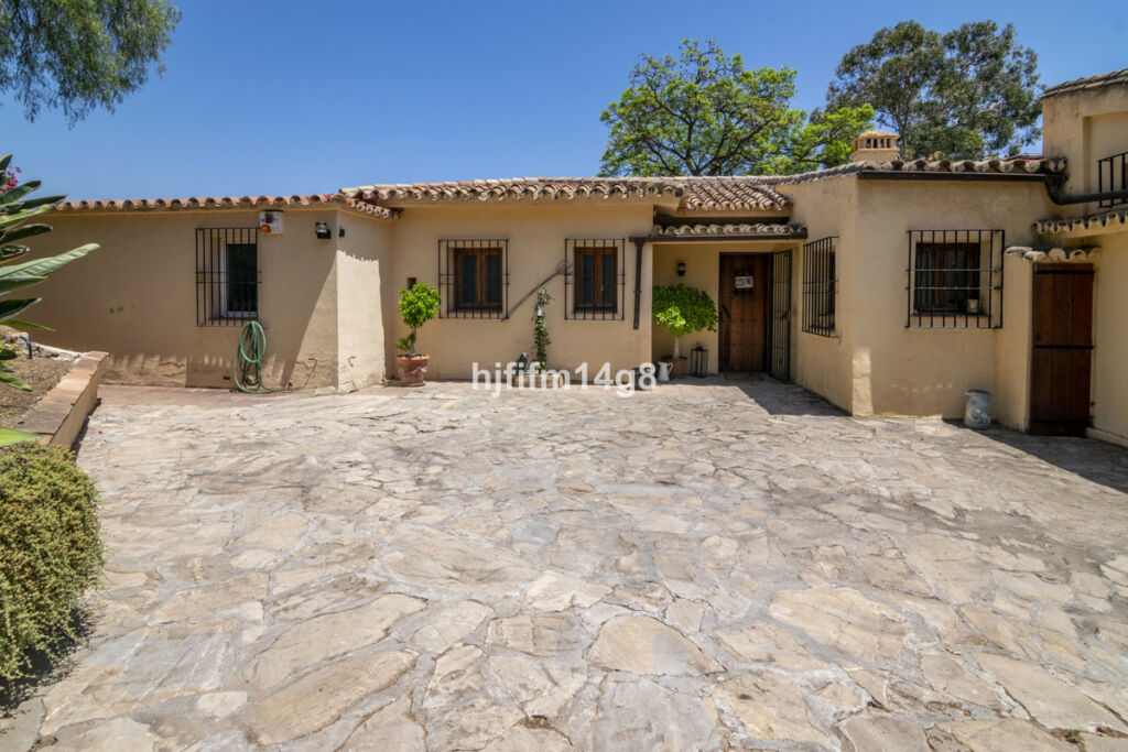 Detached Villa Benahavís Málaga - image 3