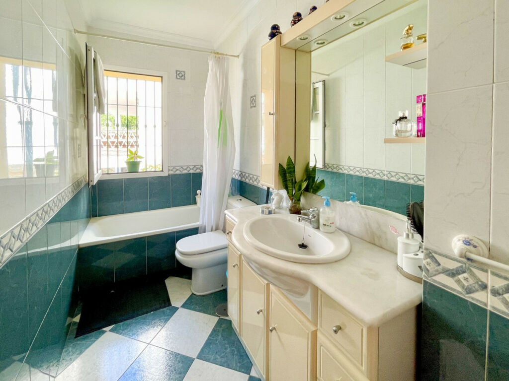 Detached Villa Fuengirola Málaga - image 32