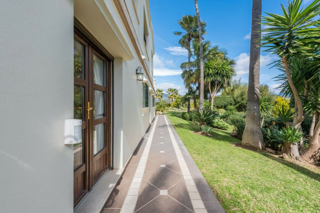 Detached Villa Estepona Málaga - image 33