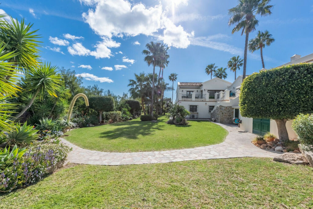 Detached Villa Estepona Málaga - image 37
