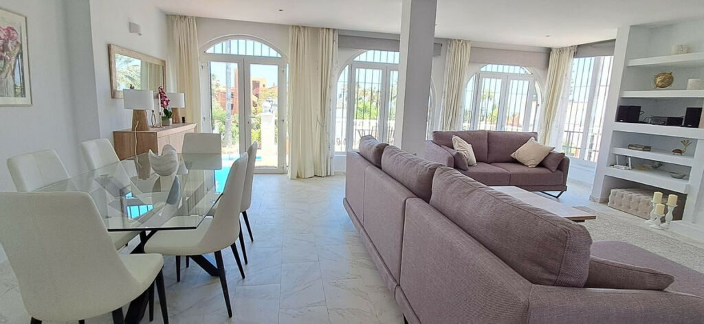 Detached Villa Estepona Málaga - image 4