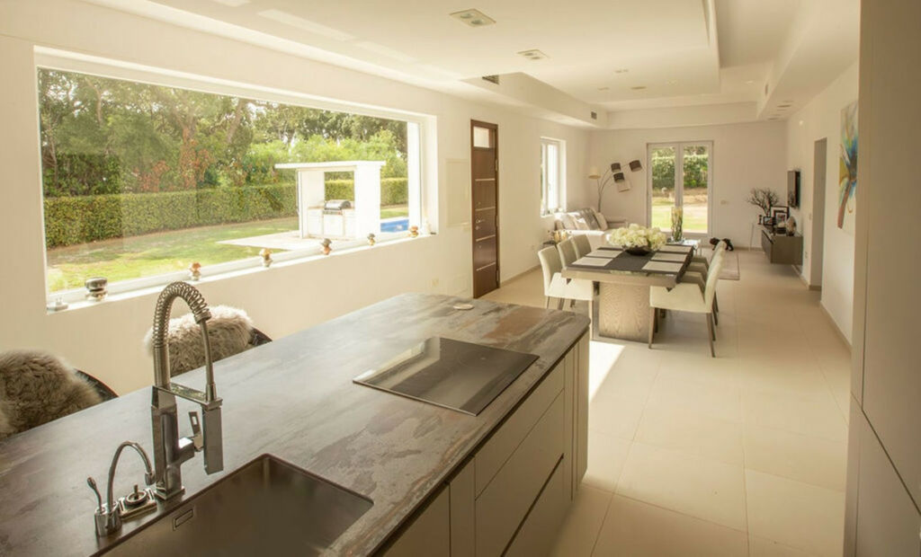 Detached Villa San Roque Club Cádiz - image 4