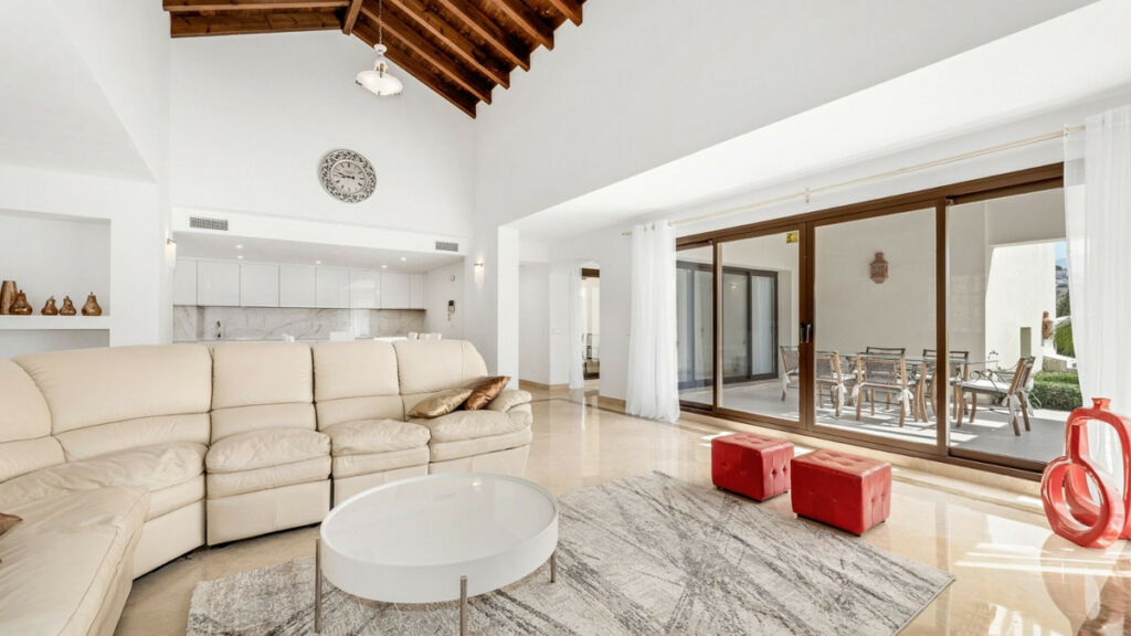 Detached Villa Los Arqueros Málaga - image 4