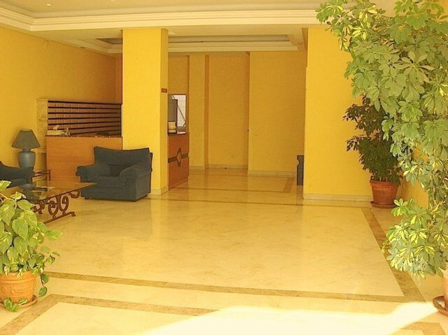 Middle Floor Apartment Puerto Banús Málaga - image 4