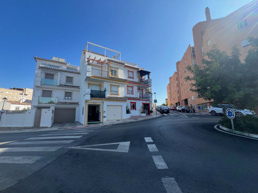 Townhouse Estepona Málaga - image 4