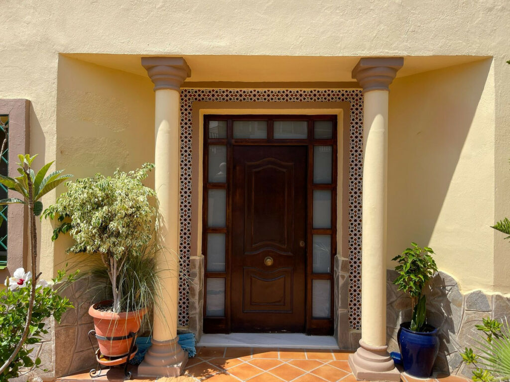 Detached Villa Fuengirola Málaga - image 2