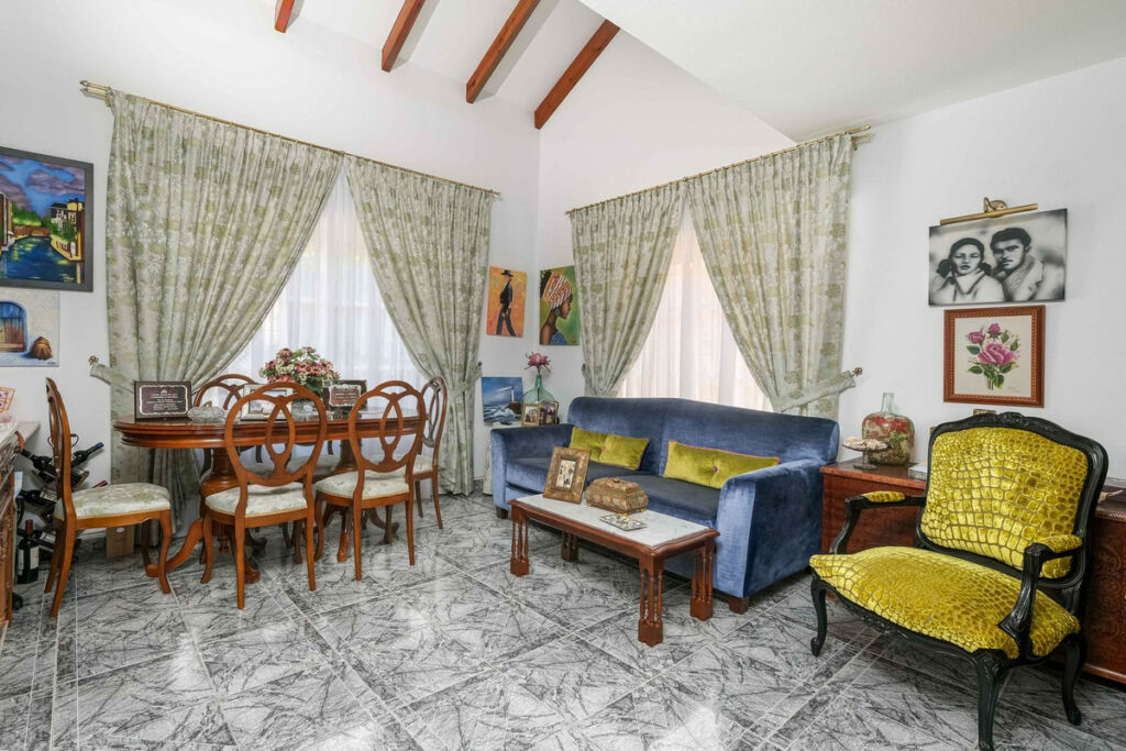 Detached Villa El Coto Málaga - image 4